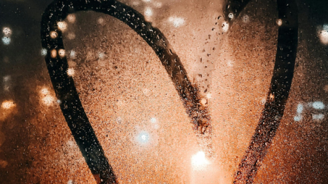 Cuore disegnato su un vetro - © Pexels.com.