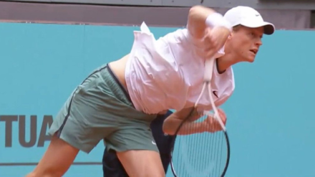 Jannik Sinner al servizio - screenshot © Sky Sport.