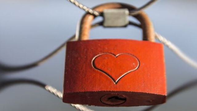Il lucchetto dell'amor promesso - &copy; Foto Bing IA.