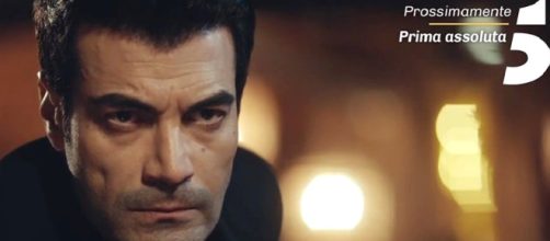 Murat Ünalmis in una scena de La rosa della vendetta © Mediaset.