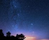 Panorama con cielo stellato di notte - © Pexels.