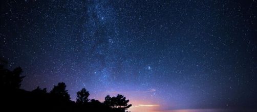Panorama con cielo stellato di notte - © Pexels.
