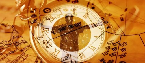 Orologio e simboli astrologici (© Pixabay)