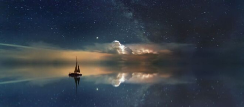 Cielo stellato su uno specchio d'acqua - © Pixabay.