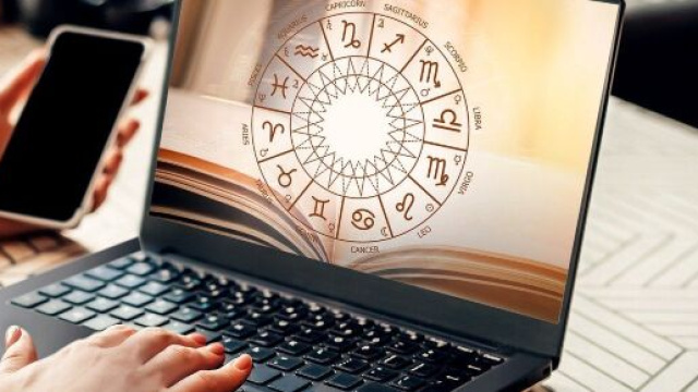 Computer con oroscopo - © Pixabay.