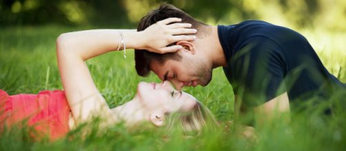 Coppia innamorata in un parco - © Pixbay