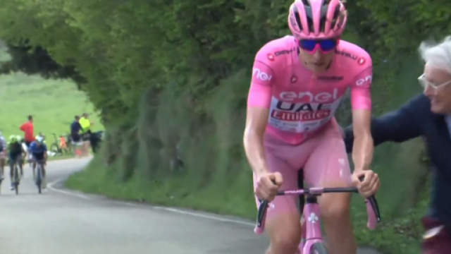 Tadej Pogacar sul Monte Grappa - Screenshot © Eurosport