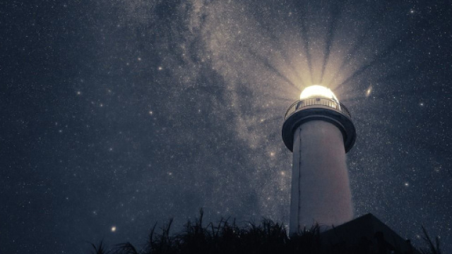 Un faro che illumina il cielo - © Pixabay.