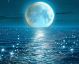 Immagine della Luna che illumina l'oceano © Pixabay.
