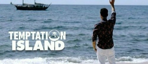 Il logo di Temptation Island e Filippo Bisciglia - screenshot © Canale 5.