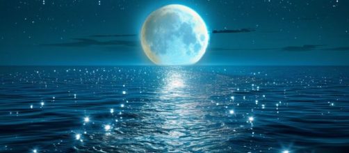Immagine della Luna che illumina l'oceano © Pixabay.