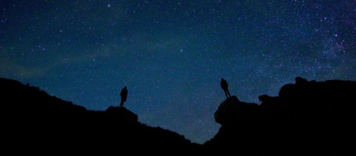 Persone sotto un cielo stellato - © Pixabay