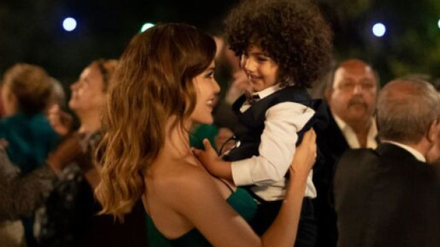 In foto Zuleyha e Adnan nella soap Terra amara © Mediaset.