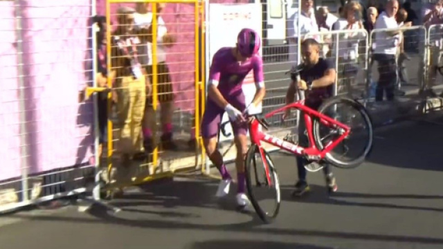 Jonathan Milan riparte dopo il cambio di bici - Screenshot © Eurosport