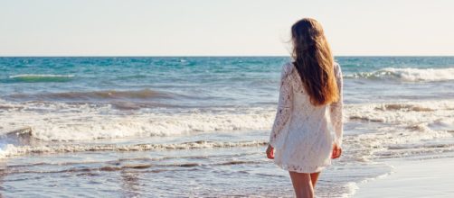 Una donna in riva al mare in estate © Pixabay