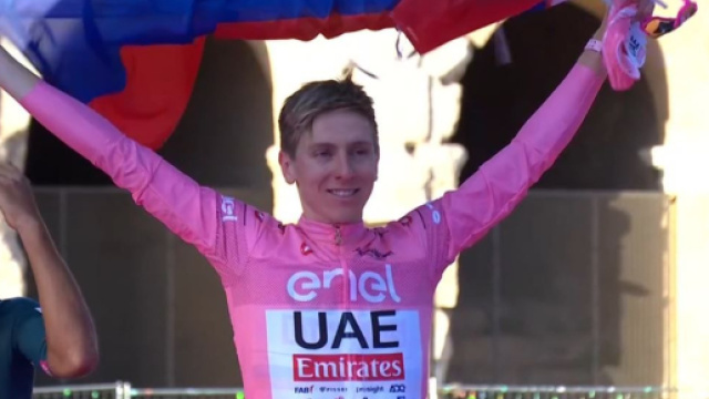 Tadej Pogacar sul podio del Giro d'Italia - Screenshot © Eurosport