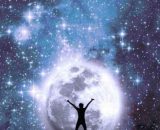 Sagoma in un cielo stellato con la luna - © Pixabay