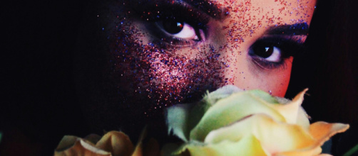 Primo piano di occhi di donna con rosa - © Pexels