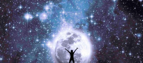 Sagoma in un cielo stellato con la luna - © Pixabay
