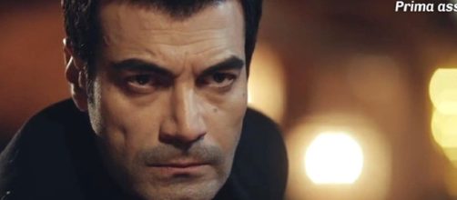 Murat Ünalmis in una scena de La rosa della vendetta © Mediaset.