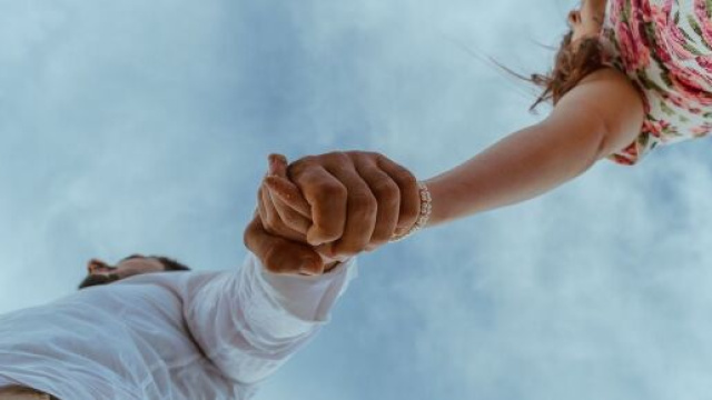 Due innamorati che si tengono per mano © Pixabay.