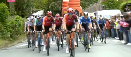 Giro d'Italia, il gruppo sulla salita di Oropa - Screenshot © Eurosport.