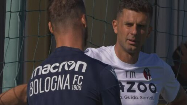 Thiago Motta durante un allenamento col Bologna - Screenshot &copy; YouTube Profilo Bologna Calcio