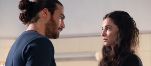 In foto Can Yaman e Francesca Chillemi © Mediaset.