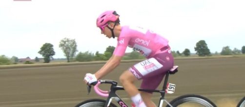 Tadej Pogacar al Giro d'Italia © Screenshot Eurosport