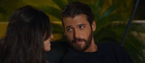 Francesco Demir (Can Yaman) in una scena di Viola come il mare © Canale 5.