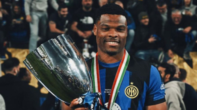 Dumfries con la Supercoppa italiana- © instagram profilo Dumfries.