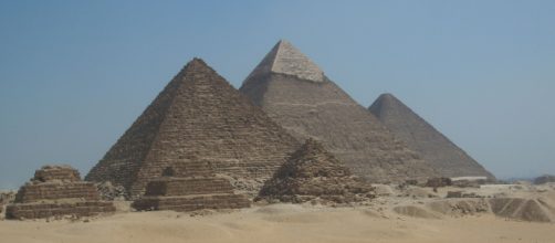 Piramidi egiziane © Wikimedia commons.