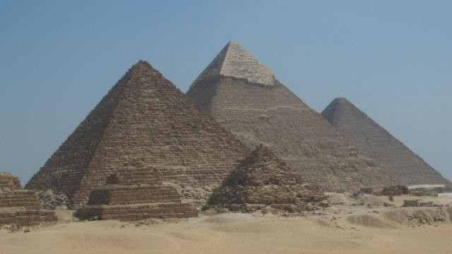 Piramidi egiziane &copy; Wikimedia commons.