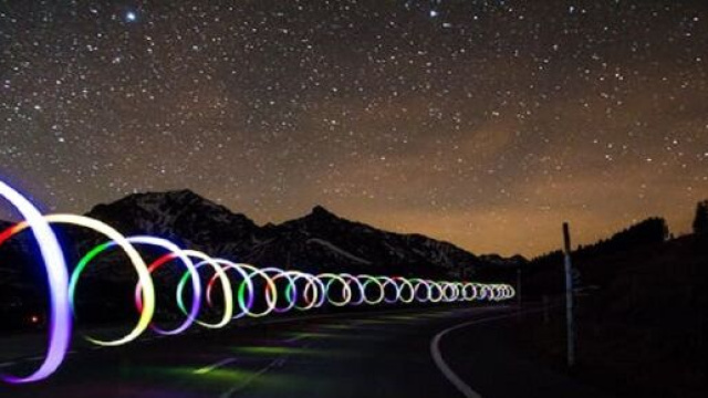 Una strada e un cielo stellato (©pexels.com)