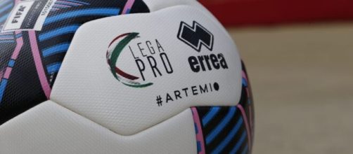 Un pallone con il logo della Serie C © Lega Pro