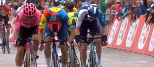 Thibau Nys vince la terza tappa del Giro di Svizzera - Screenshot © Eurosport