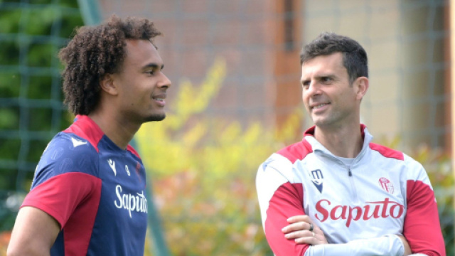 Joshua Zirkzee, attaccante del Bologna e Thiago Motta, ex allenatore del Bologna. Foto © Bologna FC