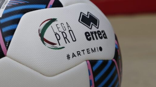 Un pallone con il logo della Serie C © Lega Pro