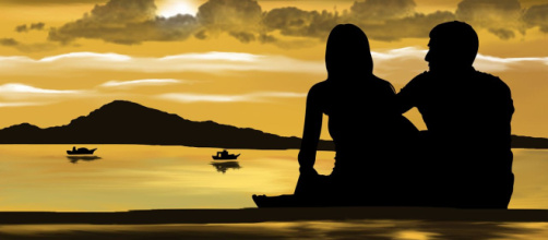 Coppia felice scruta il tramonto - © Foto Pixbay