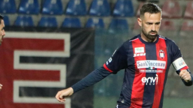 Guillaume Gigliotti con la maglia del Crotone © Instagram