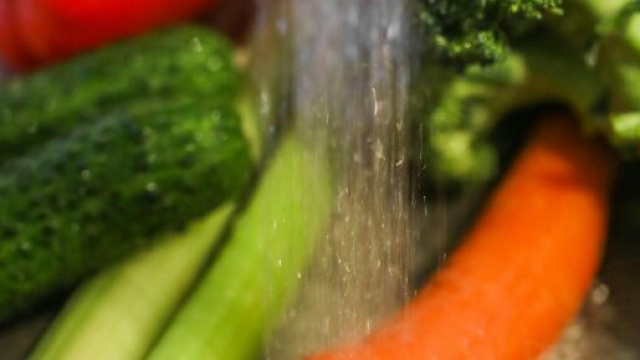 Il lavaggio delle verdure, un passaggio necessario per preparare la giardiniera © pexels.com