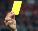 Arbitro di calcio che mostra un cartellino giallo © Wikimedia Commons