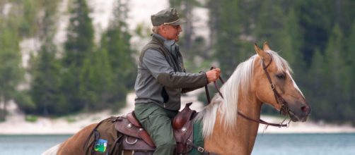 In foto Terence Hill nella fiction Un passo dal cielo, © Rai