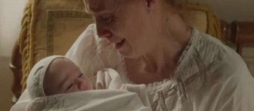 Pia tiene in braccio il figlio in una scena de La Promessa © Screenshot Canale 5.