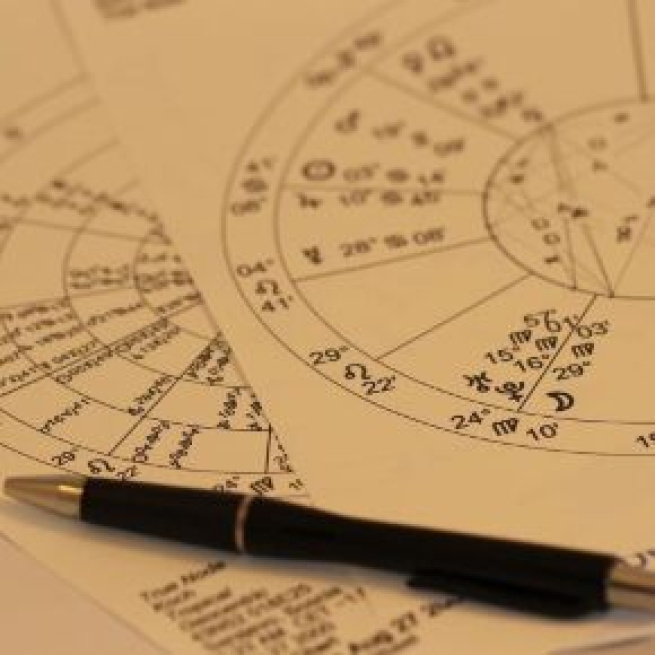 Penna e simboli dei segni zodiacali. Foto da ©Pixabay.