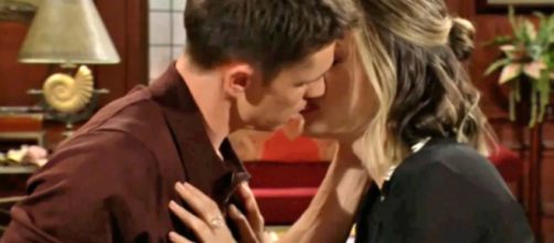 Hope e Finn si baciano in una scena di Beautiful, screenshot © CBS