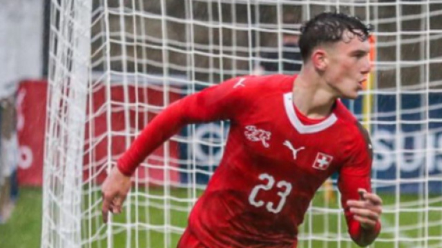 Agon Rexhaj con la magliad della Svizzera Profilo Instagram @34agonrexhaj34