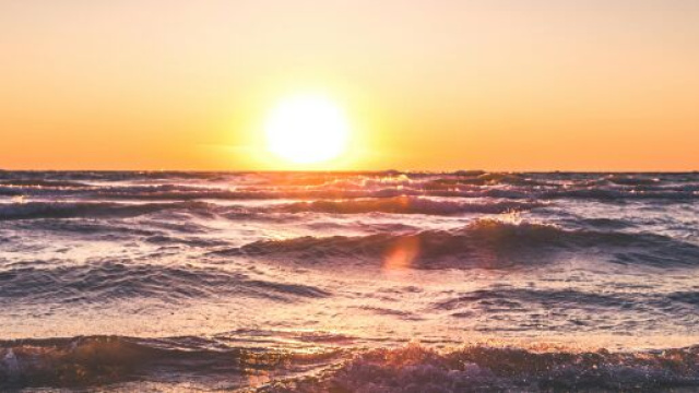 Tramonto sul mare in estate - © Pexels.com.