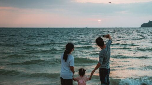 Una famiglia al mare © Pixabay.