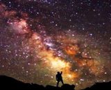 Un osservatore in una notte stellata (© Pixabay)